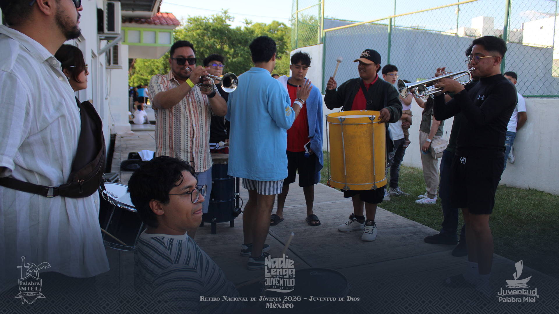 Momentos variados del Retiro Nacional de Jóvenes